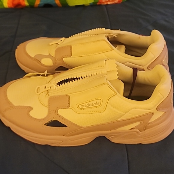 NWT Adidas women's sneakers lavender color - Picture 1 of 3